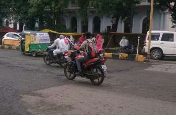 The law says children cannot drive cars कानून कहता है बच्चे नहीं चला सकते गियर वाली गाडिय़ां