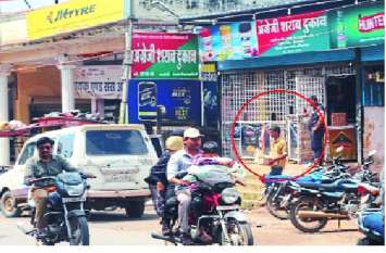 Congress leader the excise staff is under pressure Here liquor is load यहां खुलेआम काले कांच लगी गाड़ी में लोड होती है शराब, आबकारी अमले पर है कांग्रेस नेता का दबाव
