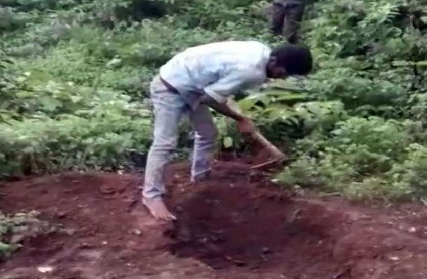 जादू टोने के संदेह पर भाई की हत्या कर जंगल में गाढ़ दिया शव जादू टोने के संदेह पर भाई की हत्या कर जंगल में गाढ़ दिया शव