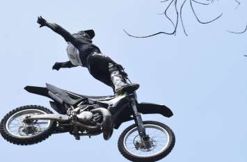 Stuntman jackson strong Performs Stunt in udaipur बाइकर जैक्सन स्ट्रॉन्ग के ऐसे स्टंट देखकर आप भी रह जाएंगे दंग...देखें तस्वीरें