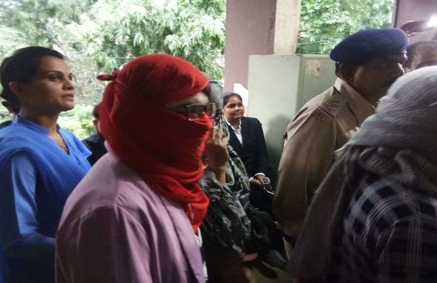 Honeytrap : आरोपी के वकील ने कहा - श्वेता की आंख में परेशानी हैं, उसे पथरी भी है, मेडिकल ट्रीटमेंट की जरूरत
