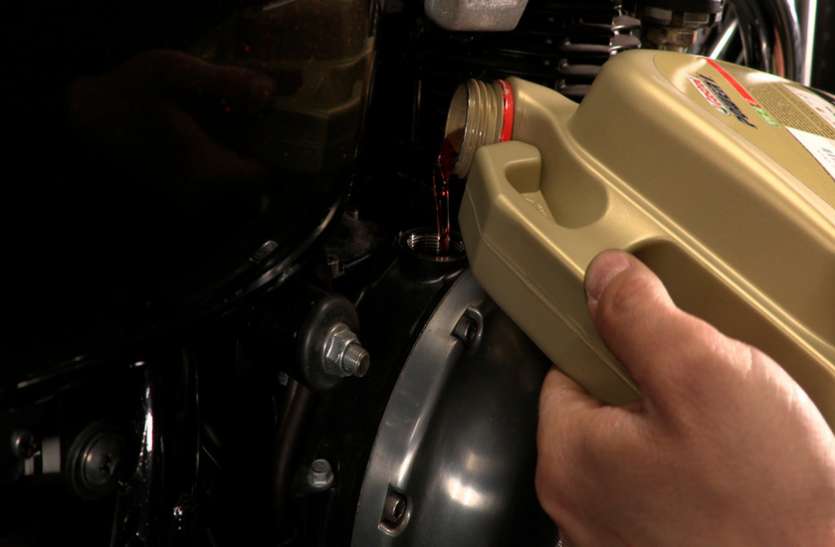 engine_oil_new.jpg इसलिए जरूरी है टाइम पर ऑयल बदलना, नहीं करने पर होता है ये बड़ा नुकसान