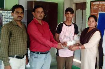 Student got fractured in Kabaddi competition प्रतियोगिता में विद्यार्थी का हाथ हुआ फ्रेक्चर, भामाशाहों के सहयोग से शिक्षकों ने सौंपी सहायता राशि