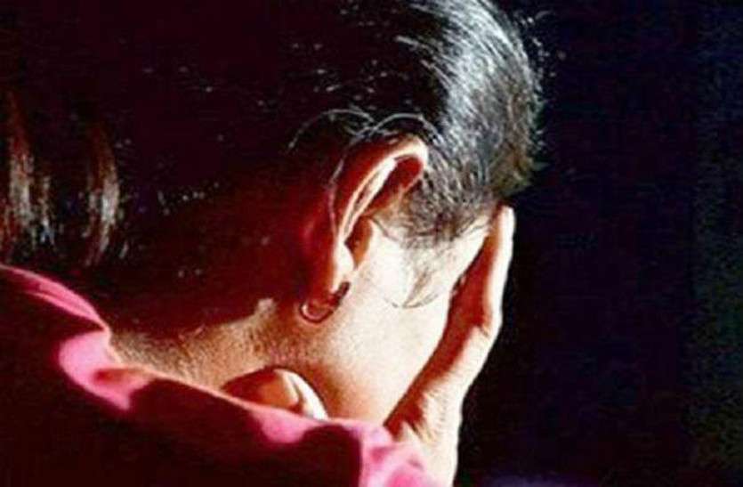 बेटे का लड़की से दुष्कर्म करते मां ने बनाया वीडियो, फिर दो साल तक ब्लैकमेल कर वसूले लाखों