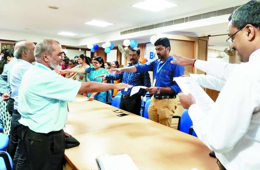 बैंक कर्मियों को हिंदी में कार्य करने की दी प्रेरणा बैंक कर्मियों को हिंदी में कार्य करने की दी प्रेरणा