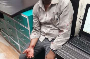 Passenger bitten by another passenger's finger OMG ! इंसान बना शैतान