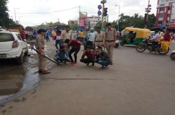 accused arrest by police कैफे संचालक पर चाकू से हमला करने वाले बदमाशों का जुलूस