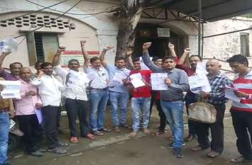electricity company ko kre shikayt बिजली कंपनी की लूट खपत से चार गुना रीडिंग का थमा रहे बिजली बिल