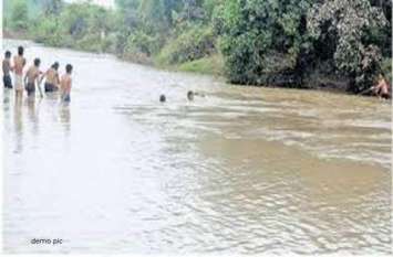 man swept away in a swollen river on an bike एनिकट पर बाइक पार करते उफनती नदी में बह गया युवक, 48 घंटे बाद मिली लाश