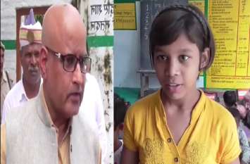Mau DM Gyan Prakash tripathi Studied with girls student शिक्षा का स्तर परखने निकले डीएम, छात्राओं संग बैठकर की पढ़ाई