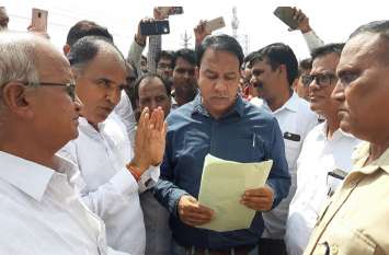 Demand for compensation of crops spoiled due to excess rainfall विधायक कन्हैया लाल के नेतृत्व में किसानों व भाजपाईयों ने किया प्रदर्शन, फसलों के मुआवजे की मांग का एसडीएम को ज्ञापन सौंपा