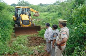 Helicopter baba ashram illegel land capture removed by police हेलीकॉप्टर बाबा के आश्रम पर चला बुल्डोजर, विरोध करने वाले लोगों को हिरासत में लिया गया