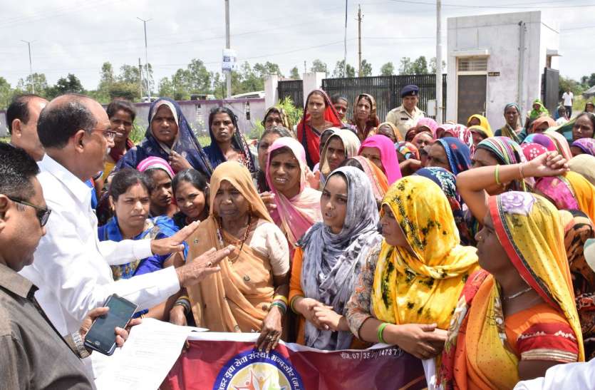 समुह लोन वसुली से तंग महिलाएं सड़कों पर उतरी, गांधचौराहें पर प्रदर्शन किया समुह लोन वसुली से तंग महिलाएं सड़कों पर उतरी, गांधचौराहें पर प्रदर्शन किया