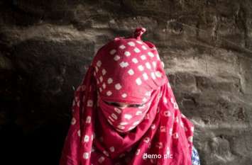 Ambikapur Crime: Young man molesting 12th girl student छोटे भाई के साथ स्कूल जा रही 12वीं की छात्रा का युवक ने रोक लिया रास्ता, शुरु कर दी घिनौनी हरकत, फिर हुआ ये