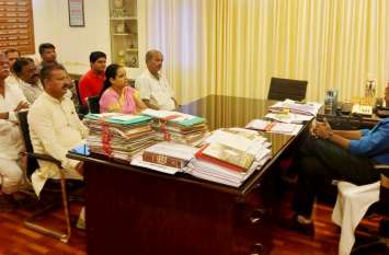 neemach news कलेक्टर से मिले जिला पंचायत अध्यक्ष, उपाध्यक्ष व सदस्यÓ