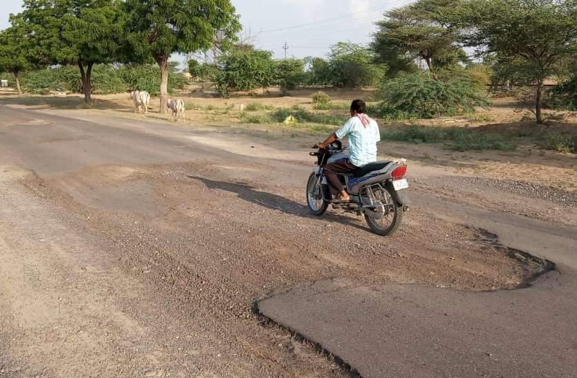 bikaner news- Road broke down after ten months of renovation नवीनीकरण के दस माह बाद ही टूट गई सड़क