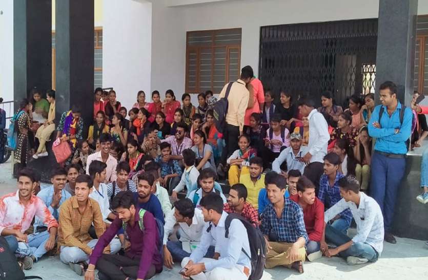 विद्यार्थियों ने कॉलेज के ताला लगा किया प्रदर्शन, फर्नीचर, बिजली सहित अव्यवस्थाओं के चलते बाधित हो रही है पढ़ाई विद्यार्थियों ने कॉलेज के ताला लगा किया प्रदर्शन, फर्नीचर, बिजली सहित अव्यवस्थाओं के चलते बाधित हो रही है पढ़ाई