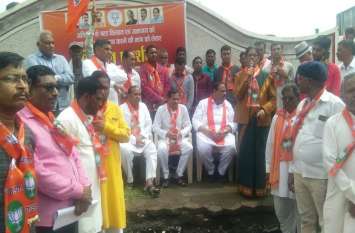 Political Action: BJP challenges Congress with dharna Political Action: भाजपा ने धरने के साथ कांग्रेस को दी बड़ी चुनौती