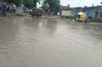 Peoples unique protest for road in CM city टूटी सड़क पर जलजमाव से राह चलना दूभर, गुस्साएं लोगों ने रोपाई कर जताया विरोध