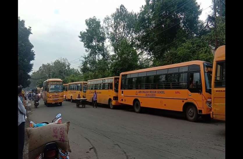 school bus policy : पालक दे ध्यान, स्कूली वाहन के लिए सरकार बना रही यह नियम Traffic Rule: निजी स्कूलों की बसों पर पुलिस कसेगी शिकंजा