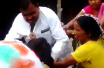 In a land dispute, the woman was dragged from the house and beaten in front of common people, watch full video जमीनी विवाद में महिला को घर में से खींचकर आम लोगों के सामने की पिटाई , देखें पूरा वीडियो