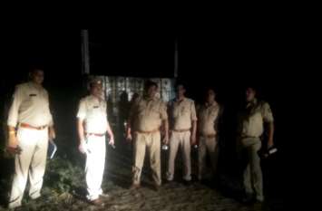 miscreants running away with a stolen truck , two arrested in an encou चोरी का ट्रक लेकर भाग रहे बदमाशों का पुलिस से हुआ सामना, मुठभेड़ में दो गिरफ्तार