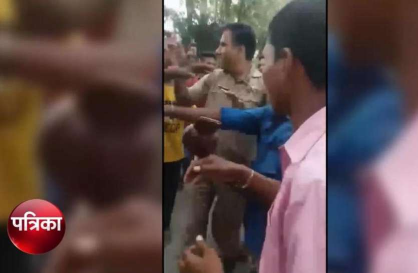 screenshot_from_2019-09-20_18-25-23.jpg Viral Video: भीड़ ने पुलिसकर्मियों की इस बात पर की जमकर 'धुनाई’, दंपति और उसके बच्चे को भी नहीं छोड़ा