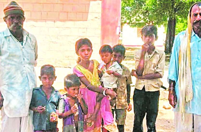 मत ले जाओ हमारी मां को, बिलखते रहे छह बच्चे मत ले जाओ हमारी मां को, बिलखते रहे छह बच्चे