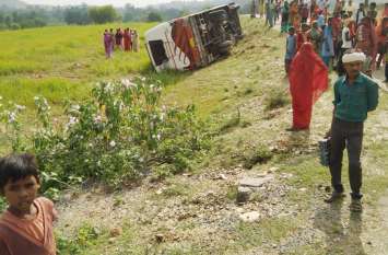 Bus filled with passengers overturned at Chitrangi in Singrauli distri यात्रियों से भरी बस पलटी, दर्जनभर घायल, जानिए कैसे हुई दुर्घटना
