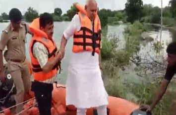 Agriculture Minister Suryapratap Shahi visits Etawah flood areas कृषि मंत्री सूर्यप्रताप शाही ने किया इटावा के बाढ़ग्रस्त इलाकों का दौरा, देखें वीडियो