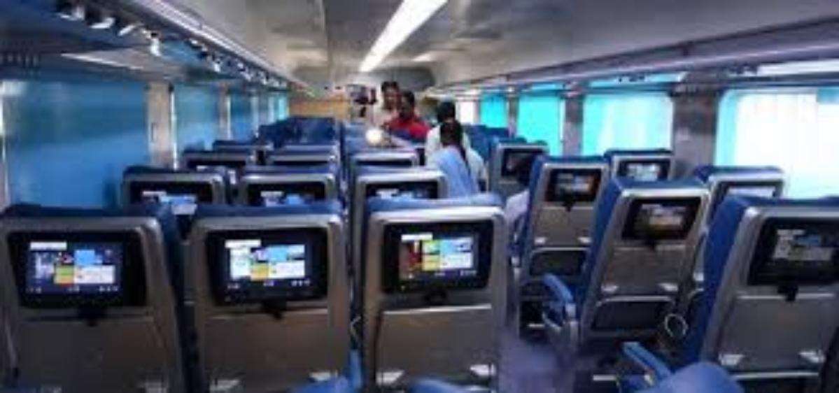Indian Railway पास हो गया अपना 'तेजस', निजी क्षेत्र से संचालित देश की पहली ट्रेन का किराया जानकर रह जाएंगे हैरान