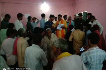 BPL card distributed after survey of characters, assurance given for a आपका विधायक आपके द्वार के तहत लगाया गया नुरानी तहसील में समस्या निवारण शिविर