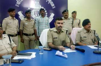 Arrested accused with weapons 12 वर्षों से फरार था हत्या का आरोपी गिरफ्तार, 10 हजार का था इनामी