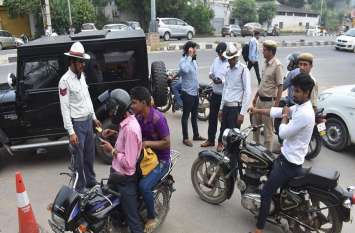 Traffic Rules: Father gets punishment for breaking son's law Traffic Rules Violations: बेटे के कानून तोडऩे की सजा पिता को मिली