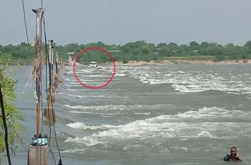 Banas filled again implicated gravel in shallow water truck बीसलपुर से बनास में छोड़े जा रहे पानी के तेज बहाव में फिर फंसा बजरी से भरा ट्रक