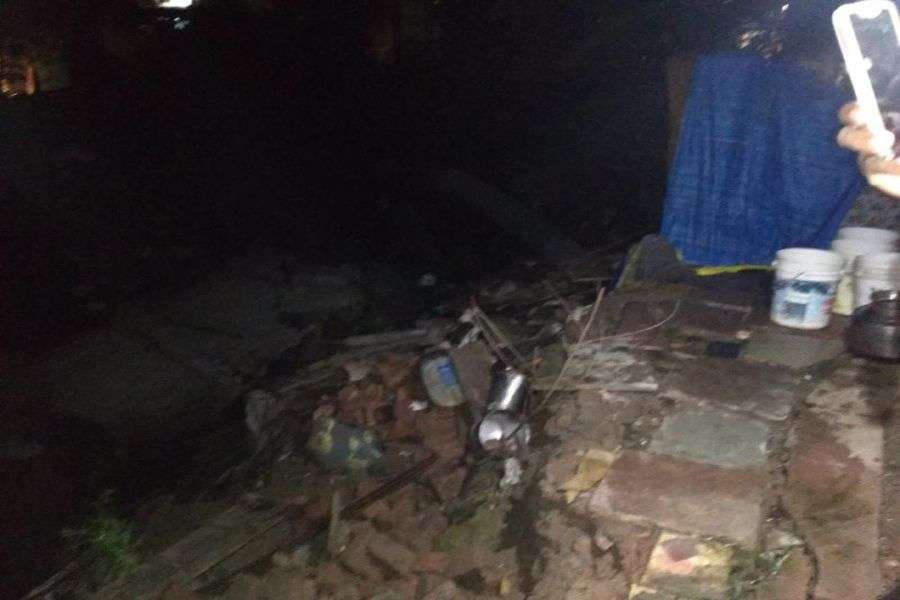 हादसा : तड़के धड़ाम से नाले में जा गिरा मकान, पिलर धंसे, ढह गया आशियाना