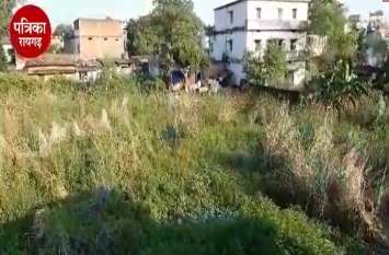 People are forced to live in dirt due to lack of drainage VIDEO : नाला सफाई के अभाव में गंदगी में रहने के लिए मजबूर हैं लोग