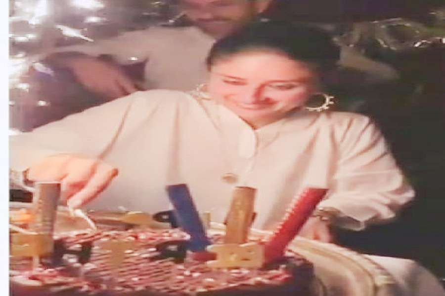 जन्मदिन पर सैफ ने किया बेबो को फ्रेंच किस