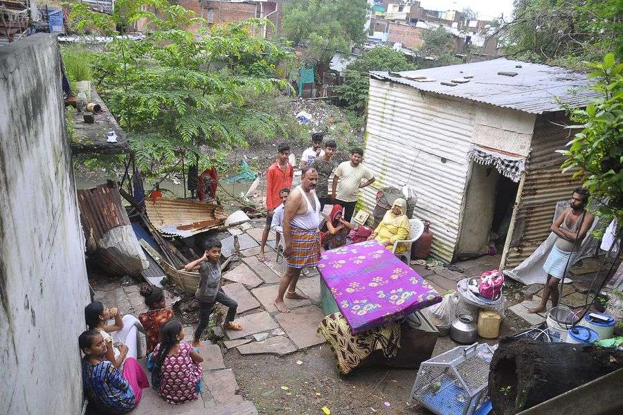 हादसा : तड़के धड़ाम से नाले में जा गिरा मकान, पिलर धंसे, ढह गया आशियाना
