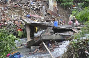 Accident: A House Collapsed In The Drain In Early Morning हादसा : तड़के धड़ाम से नाले में जा गिरा मकान, पिलर धंसे, ढह गया आशियाना