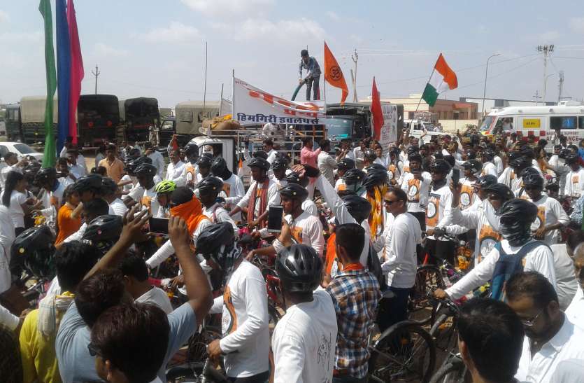फलोदी. साइकिल रेली के फलोदी पहुचने पर स्वागत का दृश्य आतिशबाजी व पुष्पवर्षा से हुआ रैली का स्वागत, उमड़ा जनसैलाब