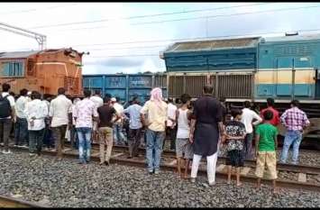 Santragachi engine fails, train stops at Salaiya station for 3 hours संतरागाछी का इंजन फेल, 3 घंटे सलैया स्टेशन पर रुकी रही ट्रेन