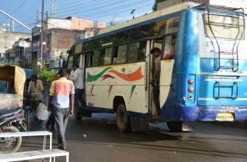Traffic Police Damoh जहाँ मर्जी हुई वहीं बन जाता है बस स्टॉप देखें तस्वीरों में