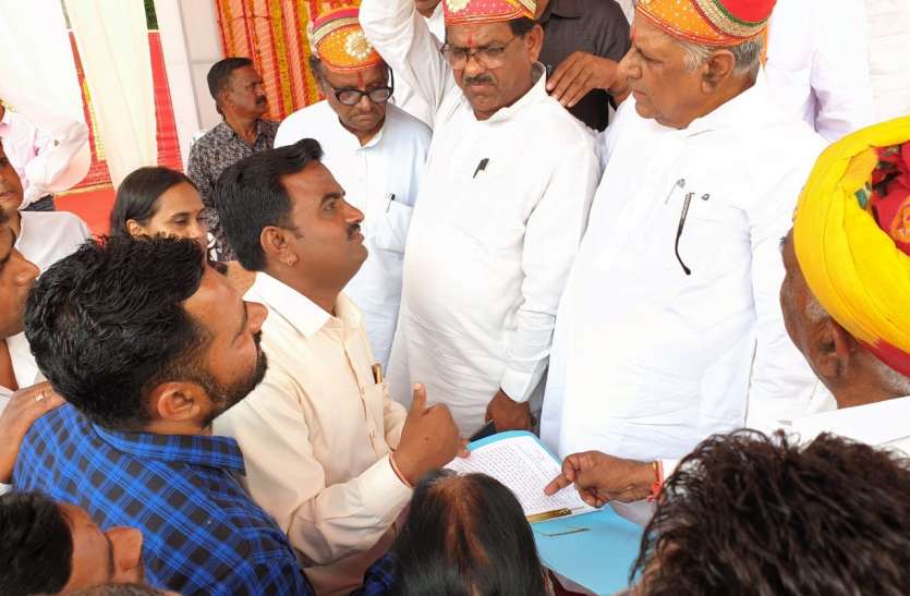 मंत्री से लोग बोले ‘रूण्डेला तालाब बचाओ साहब’ मंत्री से लोग बोले ‘रूण्डेला तालाब बचाओ साहब’