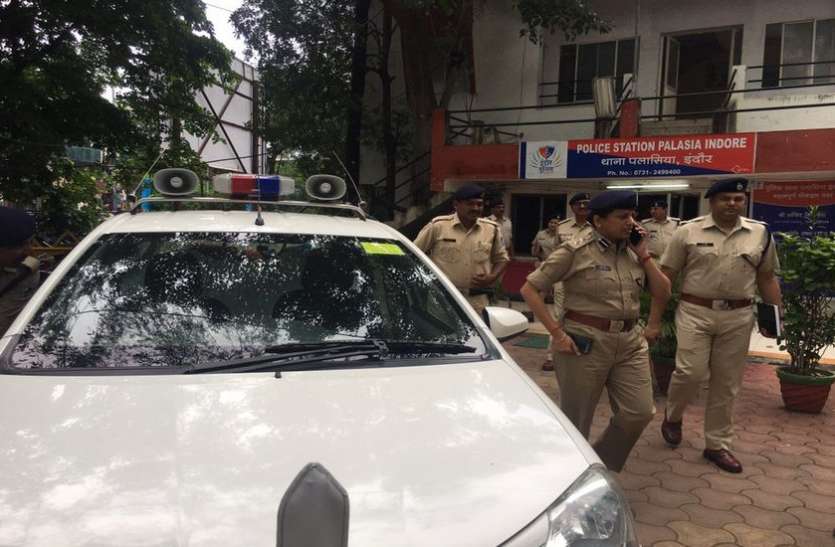 हनीट्रैप - इंदौर पलासिया थाने में टीआई के केबिन में हुई केस पर चर्चा, 22 तक पुलिस रिमांड पर सभी महिला आरोपी हनीट्रैप - पलासिया थाने में टीआई के केबिन में हुई केस पर चर्चा, आरती के घर छतरपुर पहुंची इंदौर पुलिस