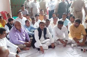 Akhilesh Yadav meets family of late former minister in Etawah सपा सरकार में राज्य मंत्री रहे इस बड़े नेता के निधन पर अखिलेश यादव हुए भावुक, परिवार से मिलकर कही यह बात