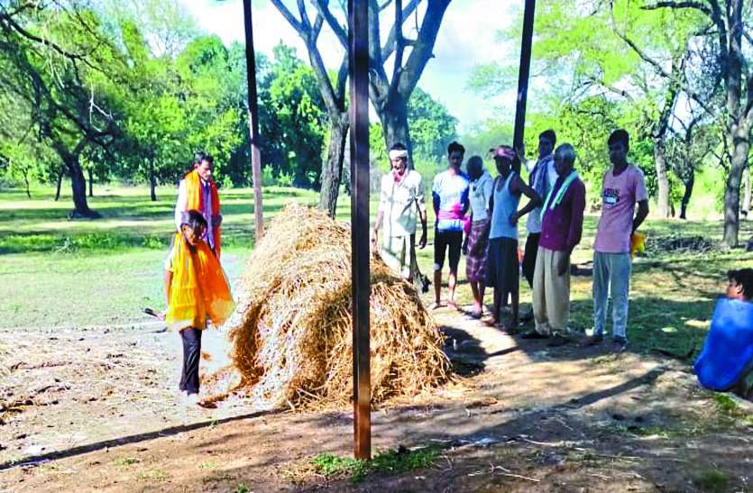 नई परंपरा : बेटियों ने निभाया बेटे का फर्ज, दिया कंधा और मुखाग्नि