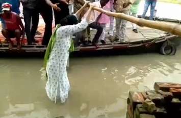 anupriya patel Slipped in water during visit flood area in mirzapur बाढ़ पर प्रभावित लोगों से मिलने गईं सांसद अनुप्रिया पटेल नाव से फिसलीं