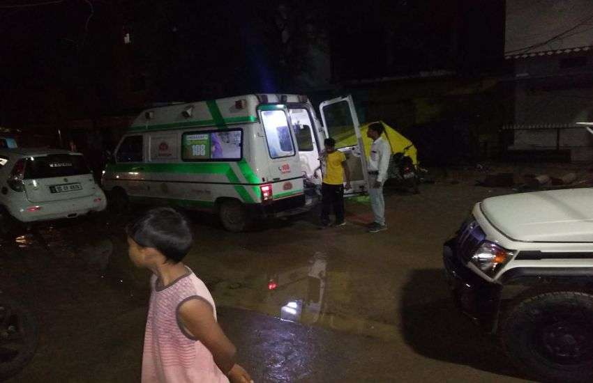 VIDEO : नाले के नजदीक बना दो मंजिला मकान भरभराकर गिरा, चार बच्चे सहित 7 लोग हुए घायल