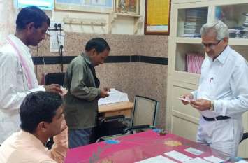 Facility stopped at Bandikui station for ten years, yet luggage ticket बांदीकुई स्टेशन पर दस साल से सुविधा बंद, फिर भी काटे जा रहे हैं लगेज टिकट